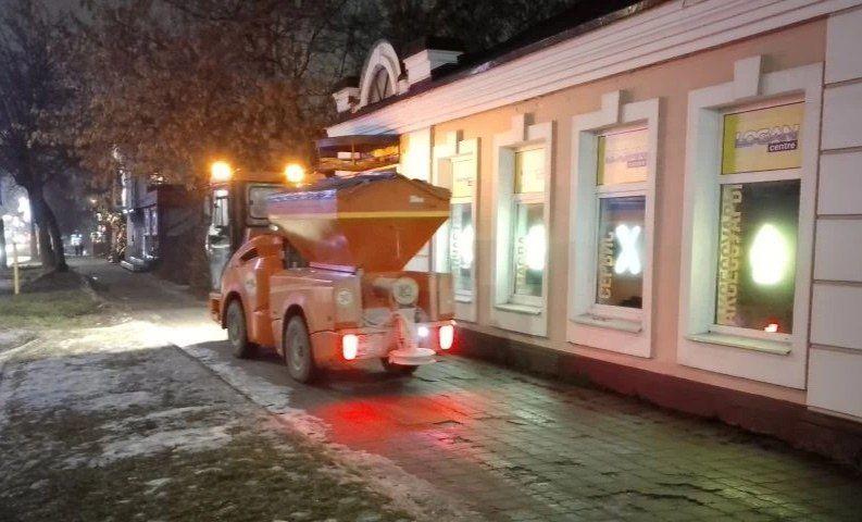 Почти 190 тонн антигололедных материалов израсходовали в Иванове за выходные