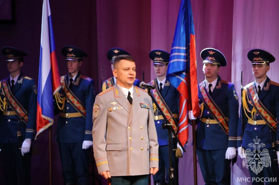 С Днём спасателя России!. Сегодня в честь 35-летия МЧС России прошло торжественное мероприятие, объединившее под одной крышей людей, преданных своему делу и готовых прийти на помощь в любую минуту
