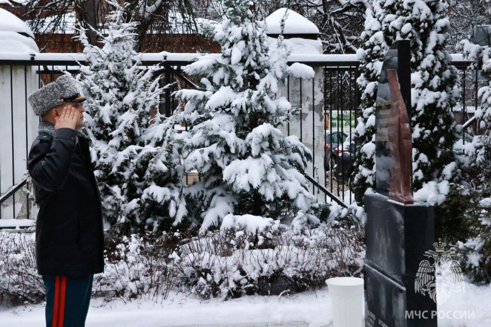 В честь 35-летия МЧС России на территории пожарно- спасательной части №1 города Иваново состоялась торжественная церемония памяти