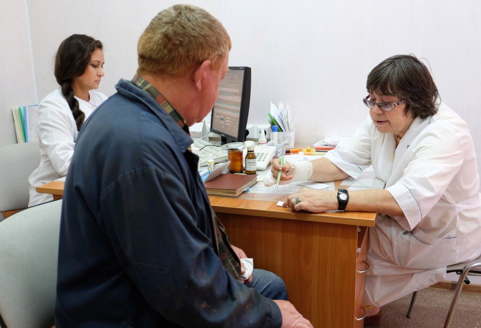 Как получить бесплатные медицинские услуги с полисом ОМС: права и советы