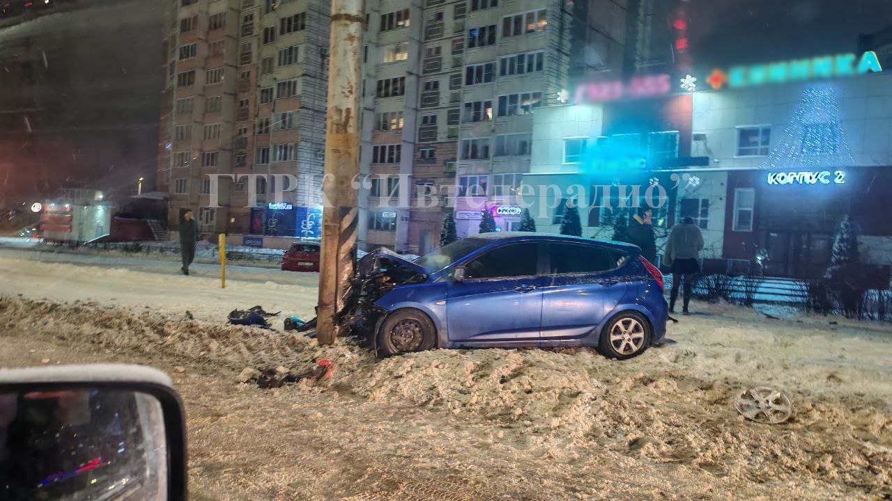 Иномарка врезалась в столб на улице Куконковых в Иванове