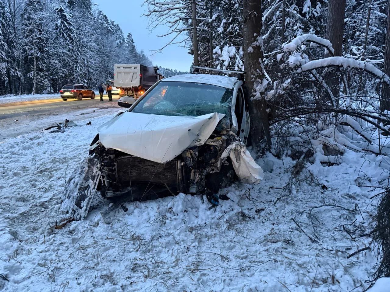 3 января в 13-45 на 254.950 км автодороги Р-132 "Золотое кольцо" водитель 1954 г. Р., управляя автомобилем Шкода Октавия, не справившись с управлением, совершил выезд на полосу встречного движения, где совершил столкновение... 3 января в 13-45 на 254.950 км автодороги Р-132 "Золотое кольцо" водитель 1954 г. Р., управляя автомобилем Шкода Октавия, не справившись с управлением, совершил выезд на полосу встречного движения, где совершил столкновение...