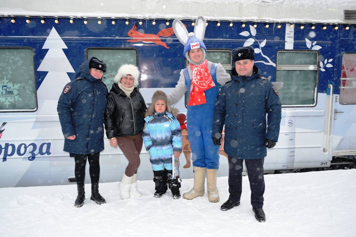 В Карелии стражи магистралей обеспечили охрану правопорядка в период стоянки Поезда Деда Мороза на железнодорожном вокзале Петрозаводска В Карелии стражи магистралей обеспечили охрану правопорядка в период стоянки Поезда Деда Мороза на железнодорожном вокзале Петрозаводска
