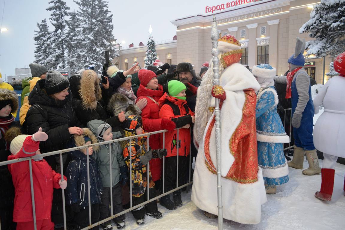 В Карелии стражи магистралей обеспечили охрану правопорядка в период стоянки Поезда Деда Мороза на железнодорожном вокзале Петрозаводска В Карелии стражи магистралей обеспечили охрану правопорядка в период стоянки Поезда Деда Мороза на железнодорожном вокзале Петрозаводска