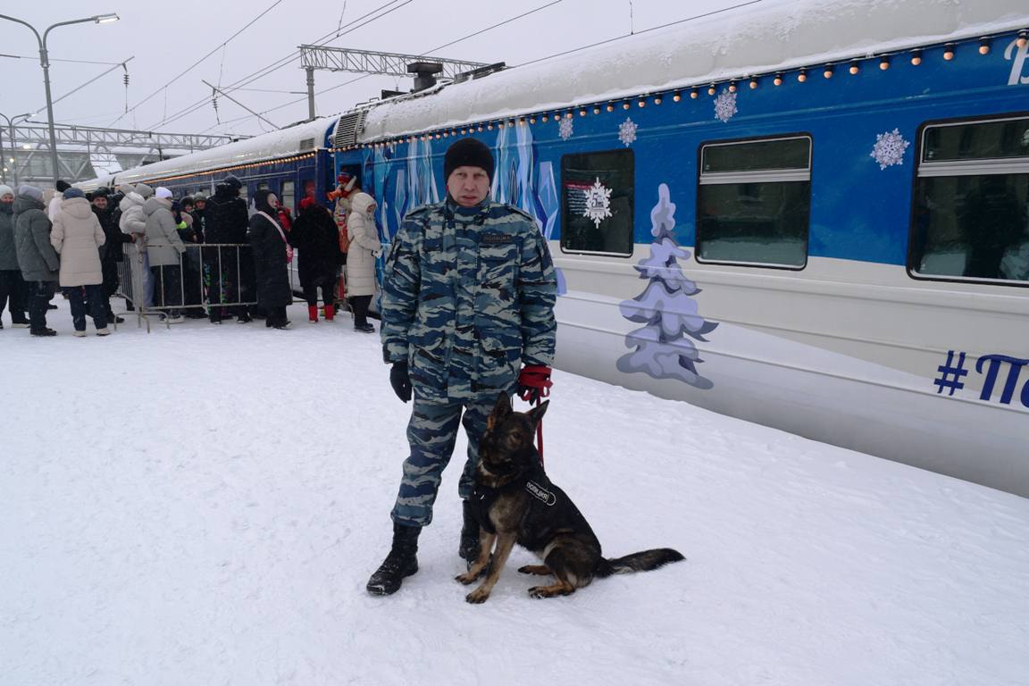 В Карелии стражи магистралей обеспечили охрану правопорядка в период стоянки Поезда Деда Мороза на железнодорожном вокзале Петрозаводска В Карелии стражи магистралей обеспечили охрану правопорядка в период стоянки Поезда Деда Мороза на железнодорожном вокзале Петрозаводска