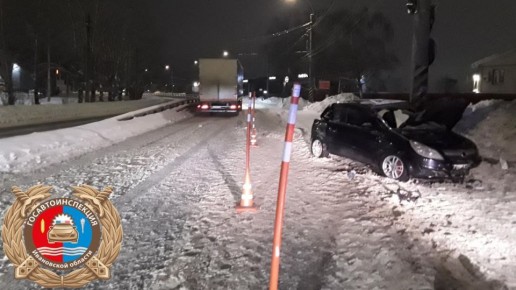 В столкновении иномарки и столба в пригороде Иванова пострадали 4 человека
