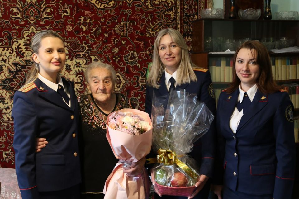 Сотрудники следственного управления поздравили с днем рождения ветерана Великой Отечественной войны Блохину Надежду Николаевну