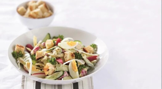 Русский летний салат в стиле Цезарь: свежий акцент для обычного меню