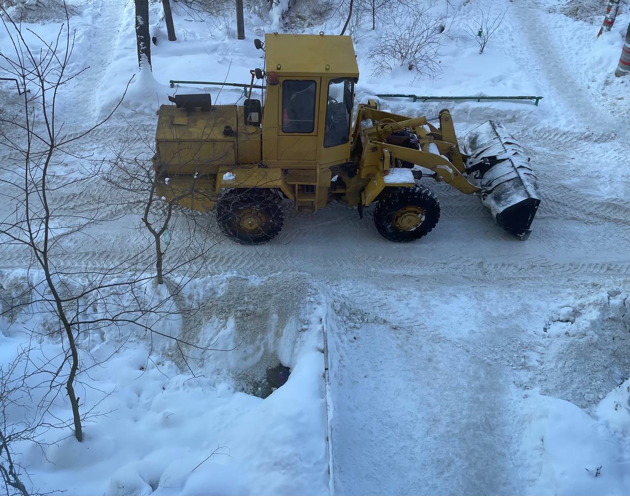 Дорожные службы работают в режиме повышенной готовности для ликвидации последствий сильного снегопада