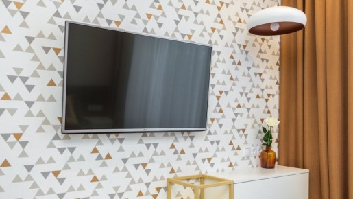 Оценка компенсации за бракованный телевизор и финансовые последствия для продавца