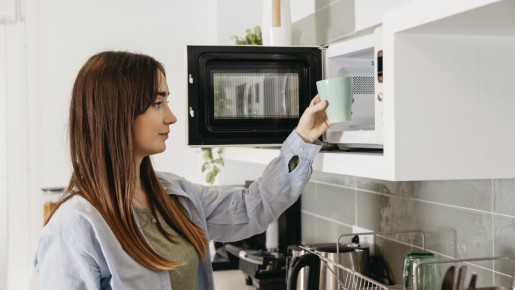 Микроволновка не будет сушить еду: вот что нужно положить на тарелку