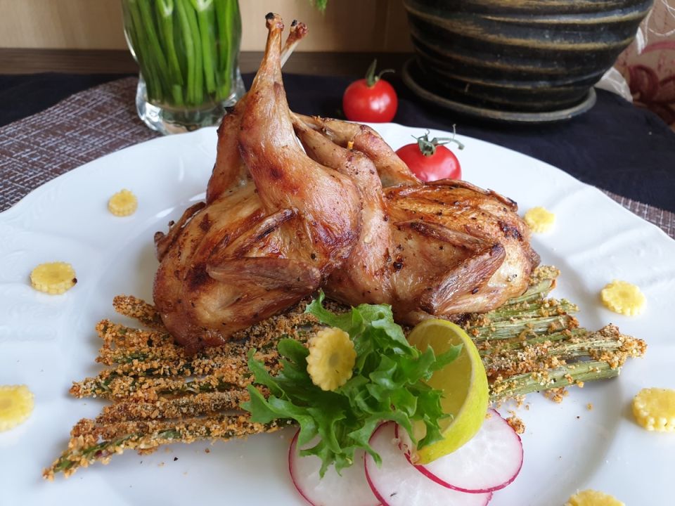 Новый взгляд на фаст-фуд: перепелки-фри с хрустящей спаржей