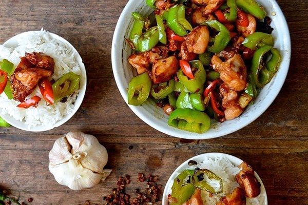 Сычуаньская курица с тремя перцами: острые вкусы на вашей кухне