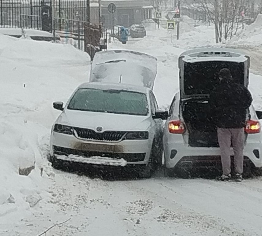 Дороги много где заужены из-за снегопадов