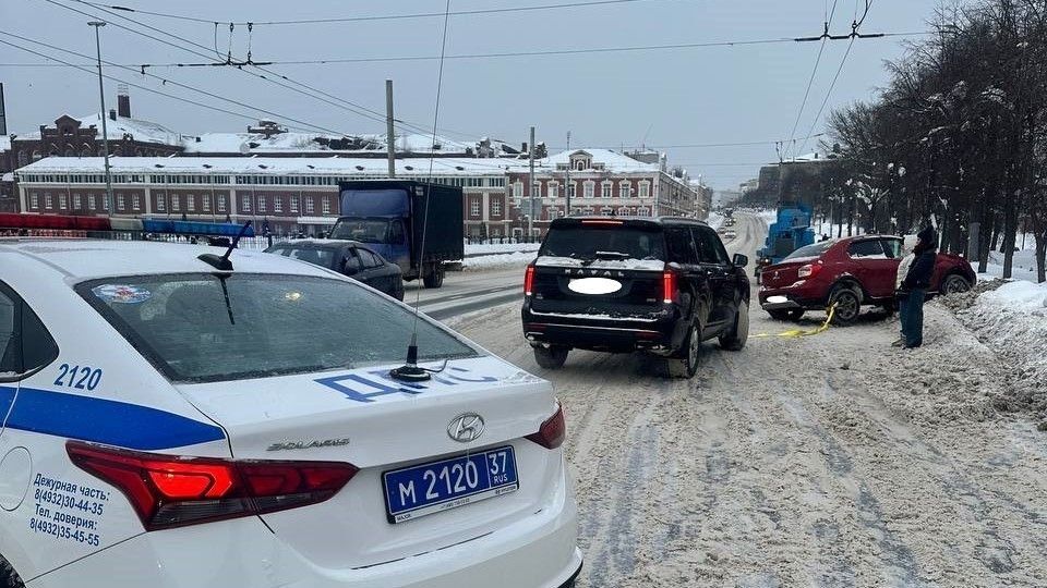 Неравнодушные граждане совместно с сотрудниками Госавтоинспекции помогли автоледи попавшей в снежную ловушку