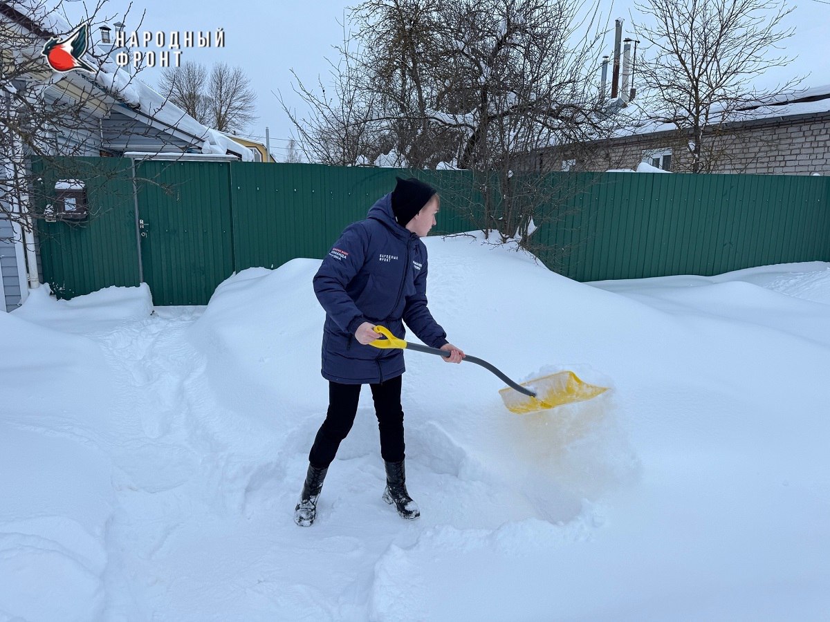 Ивановские подростки помоги пенсионерке с расчисткой снега во дворе