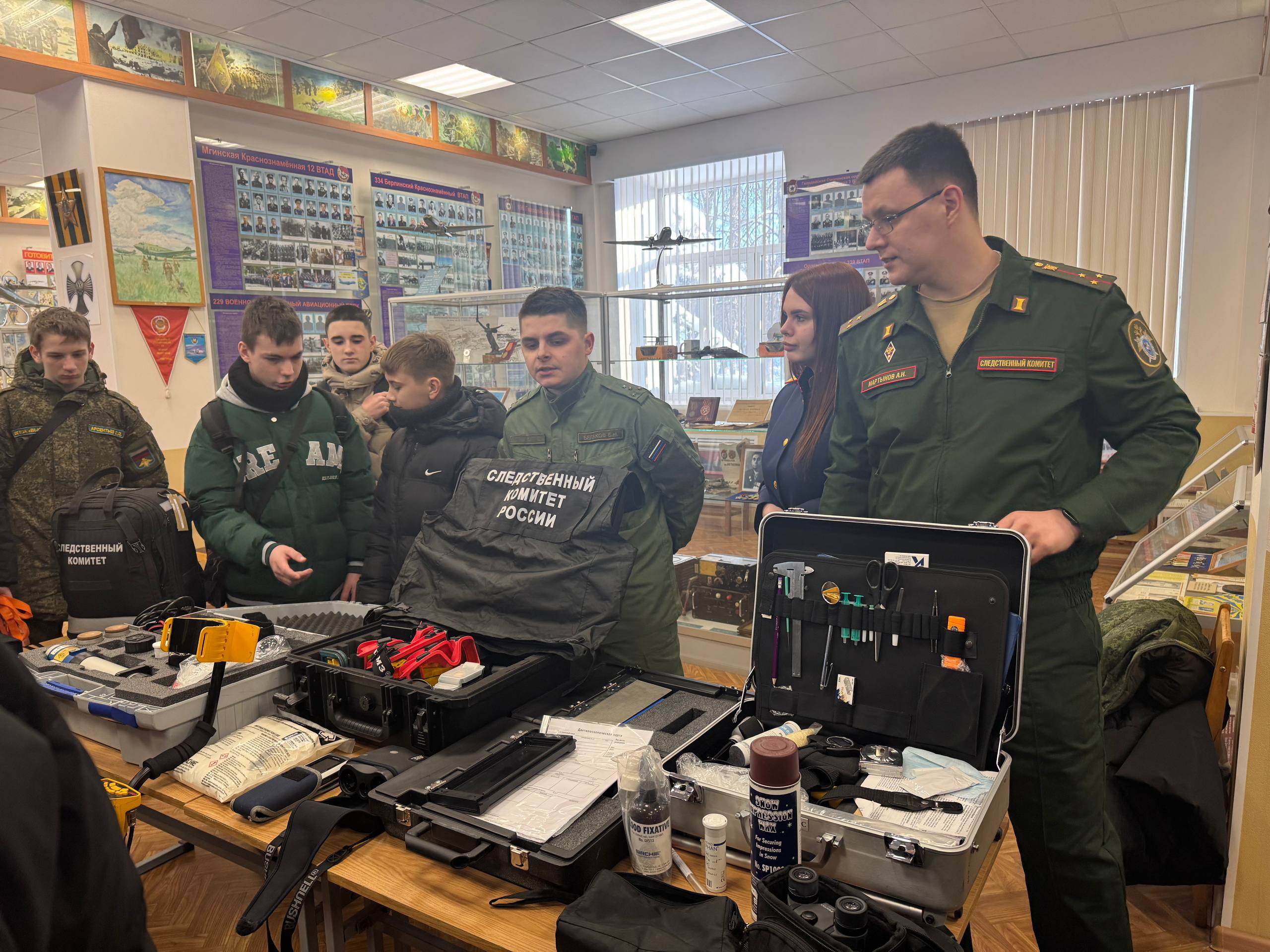 Сотрудники следственного управления совместно с сотрудниками военного следственного отдела Следственного комитета России по Ивановскому гарнизону организовали познавательную экскурсию для юнармейцев