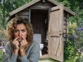 Как справиться с неприятным запахом в дачном туалете без лишних усилий