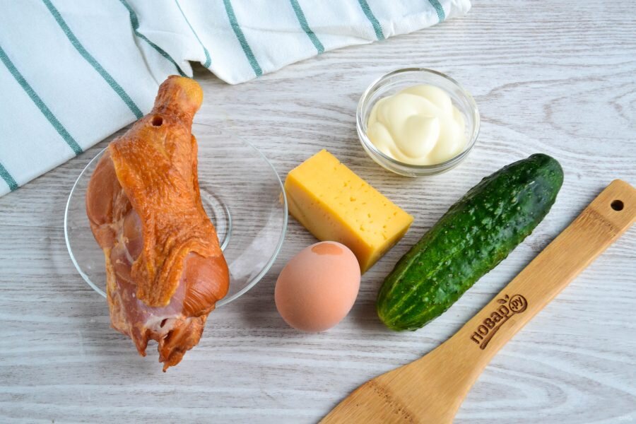 Салат с копченым мясом и свежими огурцами: простой и быстрый рецепт