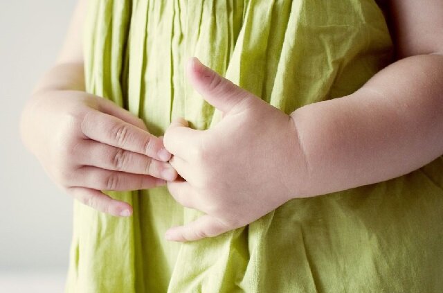 Как справиться с болями в животе у детей: основные причины и советы