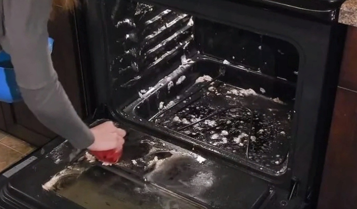 Как быстро и эффективно очистить духовку: 5 проверенных методов