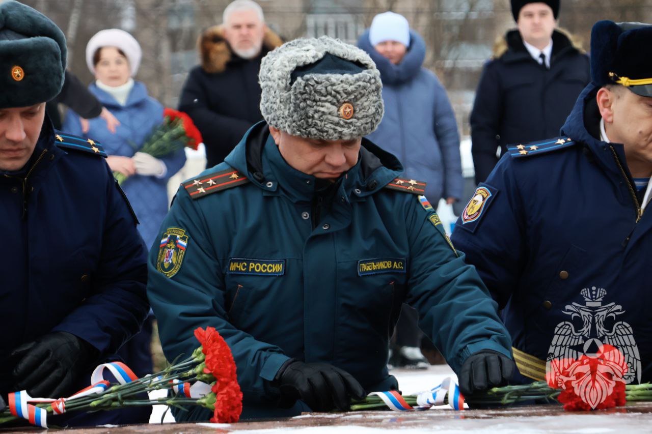 В День защитника Отечества, 23 февраля, в Иванове состоялась торжественная церемония возложения цветов к мемориалу Героям фронта и тыла В День защитника Отечества, 23 февраля, в Иванове состоялась торжественная церемония возложения цветов к мемориалу Героям фронта и тыла