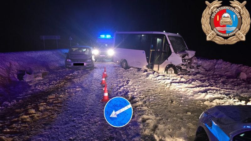В пятницу в 21-10 в Кинешемском районе на 17 километре автомобильной дороги «Кинешма-Юрьевец-Пучеж-Пурех» 38-летний водитель автомобиля «Форд» не справился с управлением и выехал на полосу предназначенную для встречного...