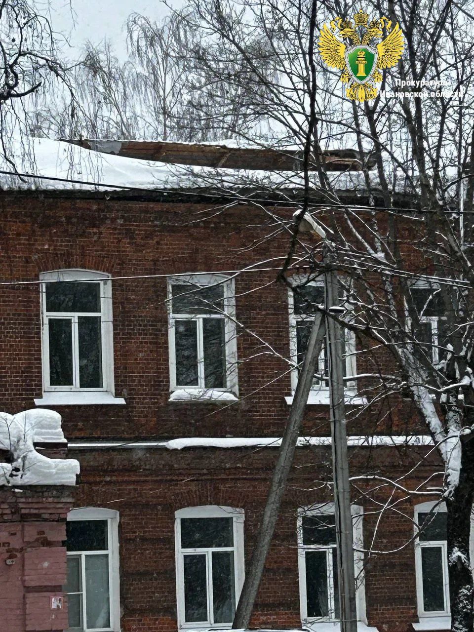 По поручению прокурора области Андрея Жугина организована проверка по факту частичного обрушения кровли в одном из отделений больницы в Фурманове