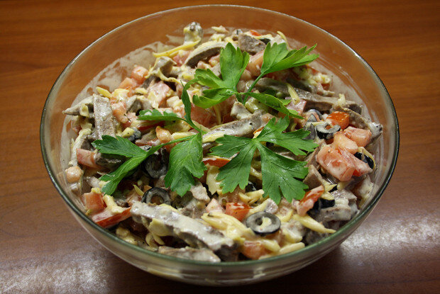 Ароматный салат с говяжьим языком: просто и вкусно