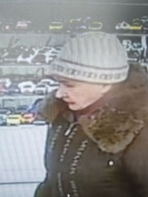 ОМВД России по Ленинскому району г. Иваново разыскивает немолодую женщину, которая подозревается в краже кошелька из тележки для, продуктов питания в магазине “Смарт« на улице Куконковы, д. 141