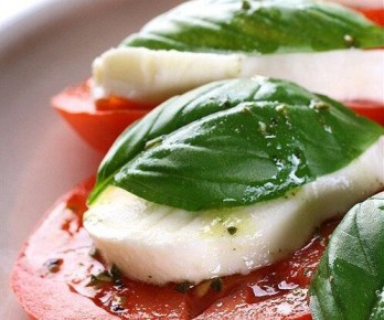 Необычная закуска: моццарелла, помидоры и базилик в гармонии вкуса