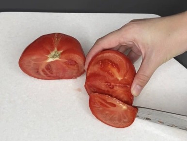 Незабываемая закуска из помидоров: как приготовить оригинальный салат с болгарским перцем