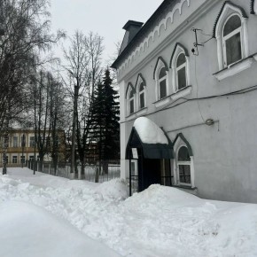 При падении снега с крыши здания в Фурманове пострадал ребенок