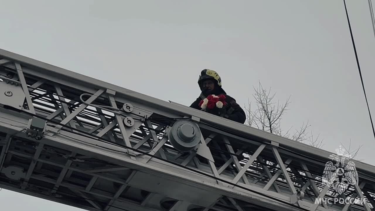 8 марта. Милые, дорогие девушки и женщины, мужчины #МЧСИваново искренне поздравляет вас с Международным женским днём! Именно вы являетесь воплощением жизни и любви! Пусть красота ваша будет вечной, улыбки чаще озаряют ваши...