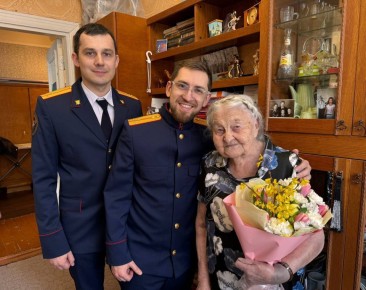 Сотрудники следственного управления поздравили ветеранов Великой Отечественной войны с Международным женским днем