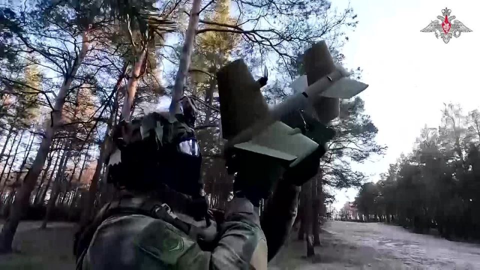 Минобороны России: Мобильный зенитный расчет гвардейского Костромского парашютно-десантного полка Ивановского гвардейского соединения ВДВ группировки «Днепр» точным пуском ручного БПЛА-перехватчика «Ёлка» уничтожил ударный...