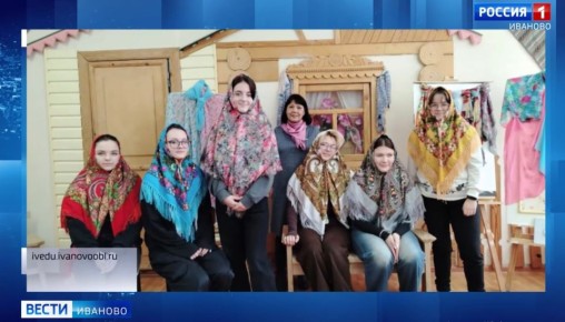 Мастер-класс по завязыванию платков прошел в Шуйском технологическом колледже