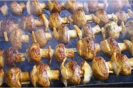 Вкусный шашлык из овощей и грибов для идеального пикника