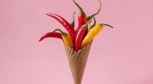 Неожиданный дуэт: мороженое и острый соус
