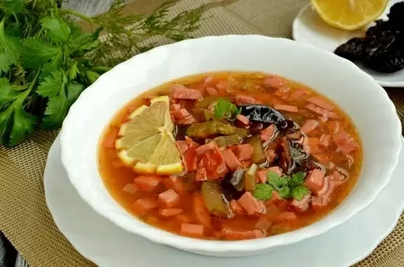 Солянка с колбасой и черносливом: сытное удовольствие для зимних вечеров