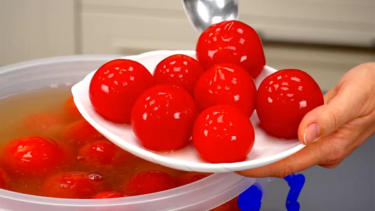 Как сохранить квашеные помидоры на зиму: простой и надежный рецепт