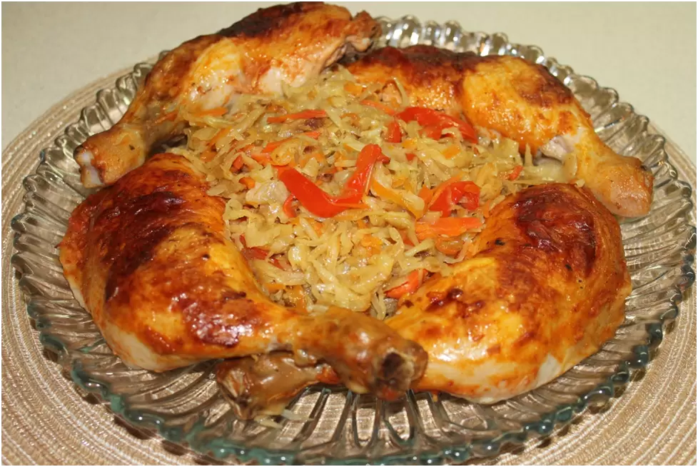 Уютный рецепт куриных окорочков на овощной подушке для домашнего ужина