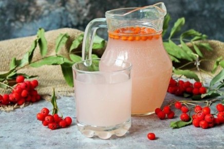 Освежающий рябиновый квас: уникальный напиток для жаркого лета