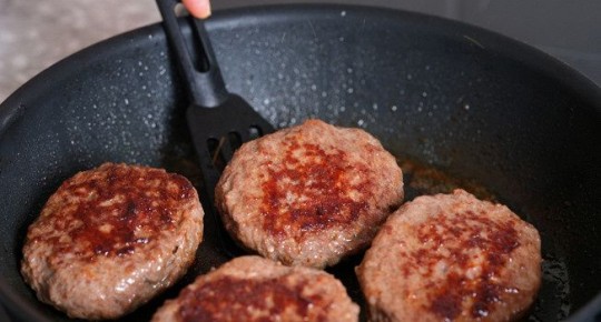 Как правильно жарить замороженные котлеты