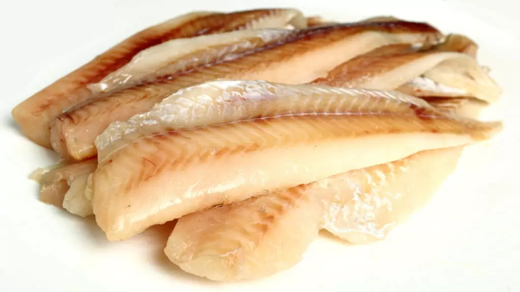 Как легко и быстро отделить филе минтая от костей: пошаговая инструкция