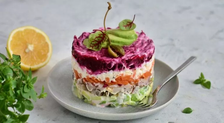 Салат со скумбрией и свёклой: легкость и гармония вкусов в каждом слое