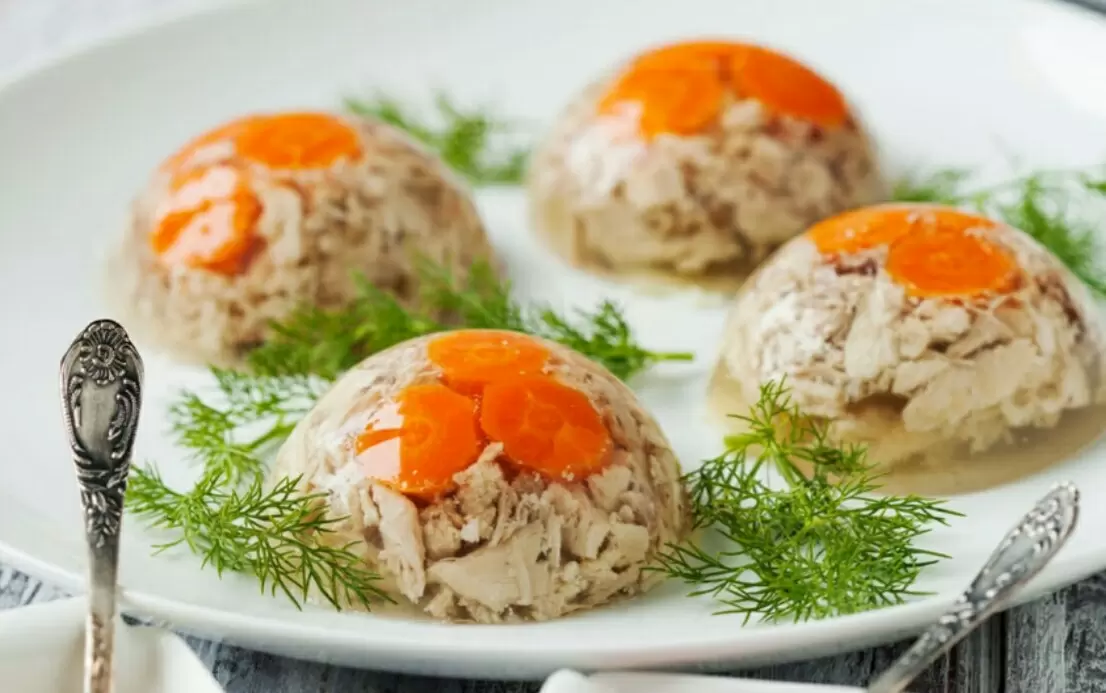 Тайны идеального холодца: как избежать распространенных ошибок при приготовлении куриного блюда