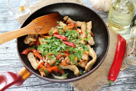 Острота восточной кухни: как быстро приготовить ароматное мясо с овощами всего за 25 минут