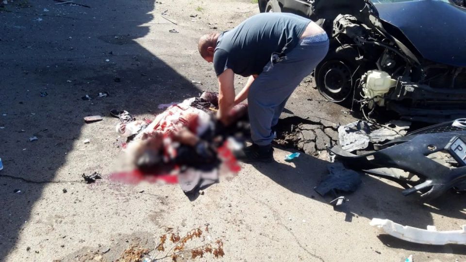 Сегодня утром в Раденске Алешкинского округа Херсонской области украинский дрон атаковал гражданский автомобиль рядом со зданием почты — пострадали мужчины 1943 и 1946 годов рождения Сегодня утром в Раденске Алешкинского округа Херсонской области украинский дрон атаковал гражданский автомобиль рядом со зданием почты — пострадали мужчины 1943 и 1946 годов рождения