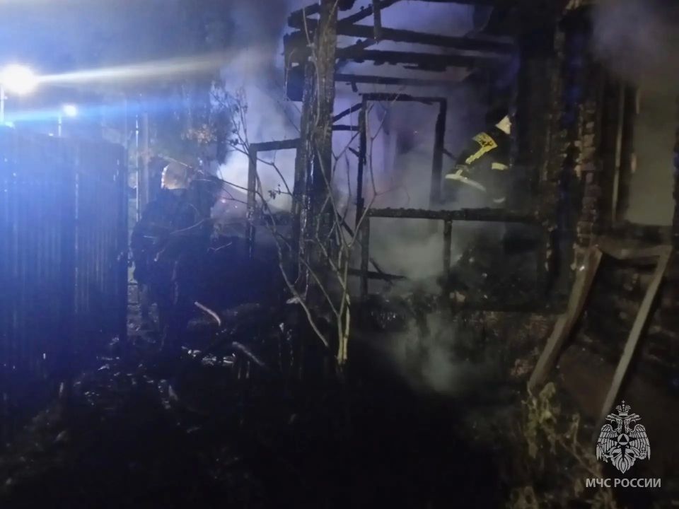 Частный дом в Заволжске Ивановской области тушили 10 пожарных